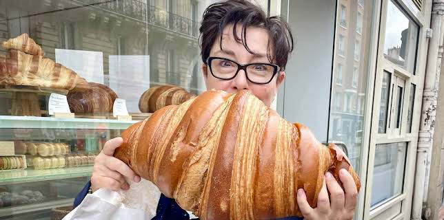 23:35: Paris til Istanbul med Sue Perkins: Paris | NRK 2 | 3/9 2026