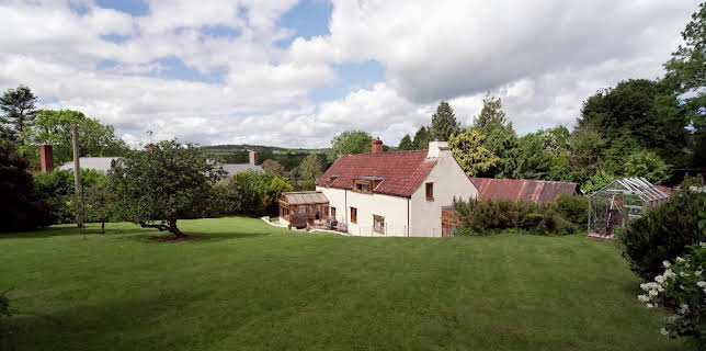 03:55: En plats på landet (S30 E7) (S30) | TV8 | 12/31 2025