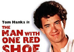 El hombre con un zapato rojo