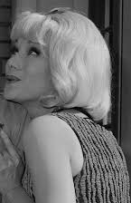 Joyce Jameson como The Blonde