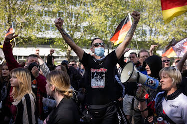 18:45: Jung, militant, national - die Neuen Rechten | ZDFinfo | 6/25 2026