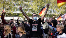 Jung, militant, national - die Neuen Rechten