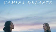 La mujer que camina delante