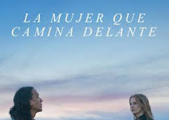 La mujer que camina delante