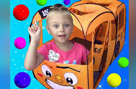 Tiki Taki Kids: Yasya plaining in the bus