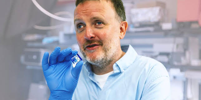 8:00 PM: Chris McCausland: Seeing into the Future | BBC Two | 11/23 2025