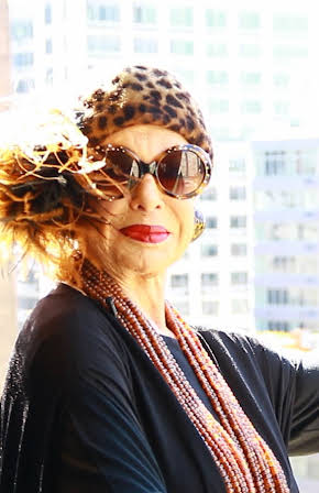 Lynn Dell as 