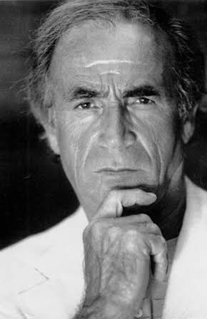 Venantino Venantini as Mr. Ross