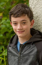 Lewis MacDougall som 