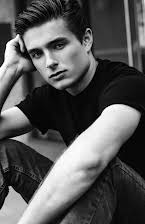 Gino Anania som Skater