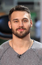 Ryan Guzman como 