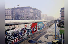 Capitalism vs. Socialism: Comparing Economic Systems: Two Germanies: A Laboratory in Economics