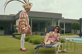 King of Stonks: En masterexamen i skitsnack och djävulskap