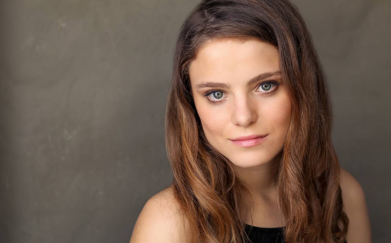 Mia Vallet