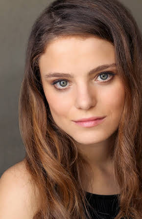 Mia Vallet as 