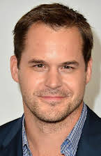 Kyle Bornheimer som 