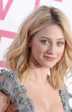 Lili Reinhart som 