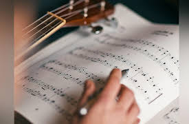 Learning to Play Guitar: Chords, Scales, and Solos: Tuning Up, Reading Music, and Dexterity