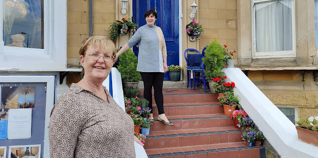 2:00 PM: Four in a Bed | Channel 4 | 12/21 2025