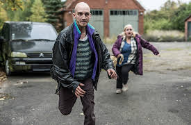 Elvira: 2. Inn gjennom døren, ut gjennom vinduet