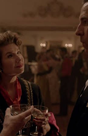 Issy van Randwyck as 