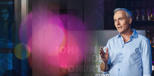 04:05: Johann König findet: Vorurteile sind was Wunderbares | One | 2/2 2026