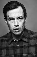 Peter Christoffersen som Politiassistent i hus 
  
  
  (voice)