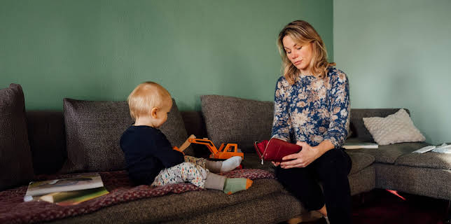 22:15: arm, abhängig, abgehängt: Frauen und Geld | ZDF | 1/20 2026