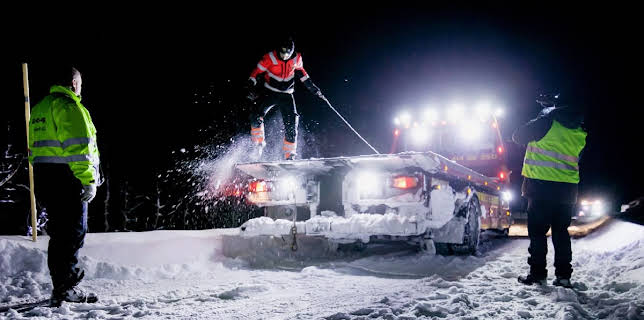11:00 PM: Ice Road Rescue | Nat Geo Wild | 11/28 2025