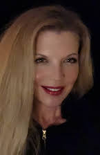 Kirsten Elms som Director