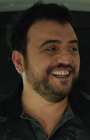 Şinasi Yurtsever as 