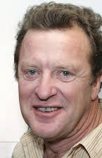 Stewart Finlay-McLennan como Powell