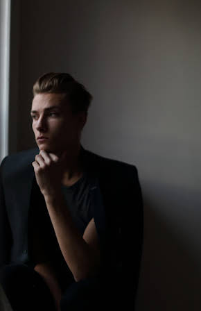 Niclas Gillis as Director