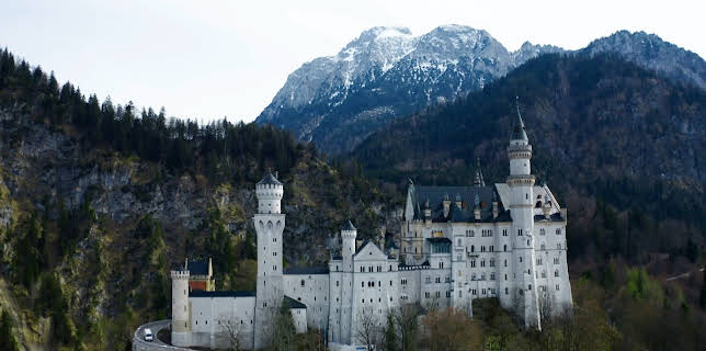 14:15: Geheimnisvolle Schlösser | ZDFinfo | 11/27 2025