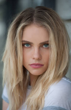 Melina Vidler as Vanessa
