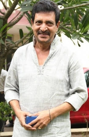 Nizhalgal Ravi as 