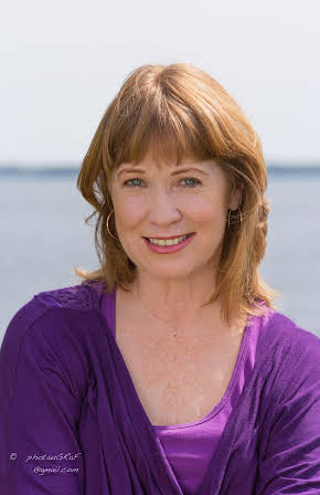 Lois Dellar as 
