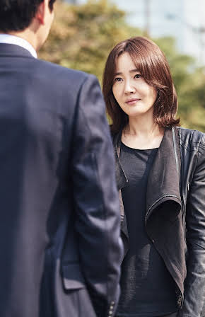 Ji-won Uhm as 