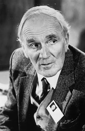 Desmond Llewelyn as 
