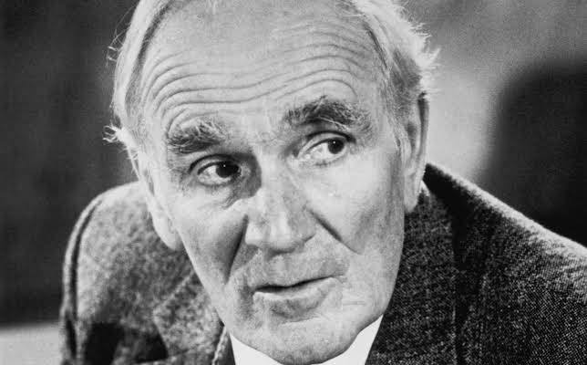 Desmond Llewelyn