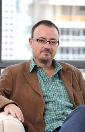 Manuel Martín Cuenca as Director