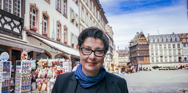 22:35: Paris til Istanbul med Sue Perkins: Salzburg og Wien | NRK 2 | 3/11 2026