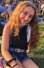 Laurel Griggs som Evelyn's Daughter