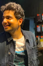 Samay Raina som Team A