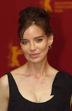 Anna Levine como Darla 
  
  
  (as Anna Thomson)