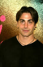 Michael Bergin som J.D. Darius