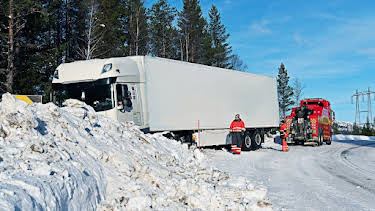 11:00 PM: Ice Road Rescue | Nat Geo Wild | 4/14 2026