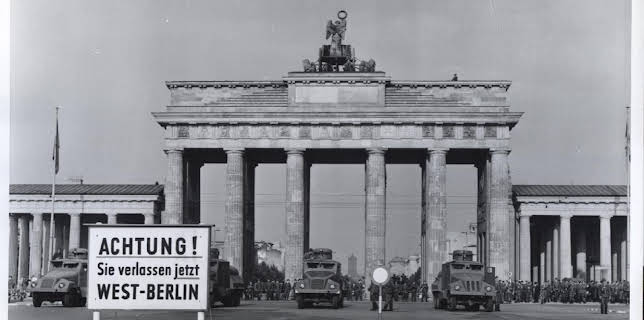 04:15: Deutschland '61 - Countdown zum Mauerbau | ZDFinfo | 1/1 2026