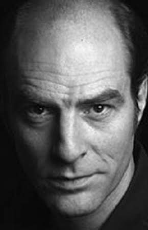 Simon Kunz as 