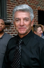 Tom Dreesen como Wiseass Comic